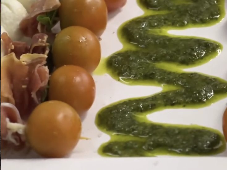Brochetas de mozzarella, jamón serrano y tomates cherry con pesto