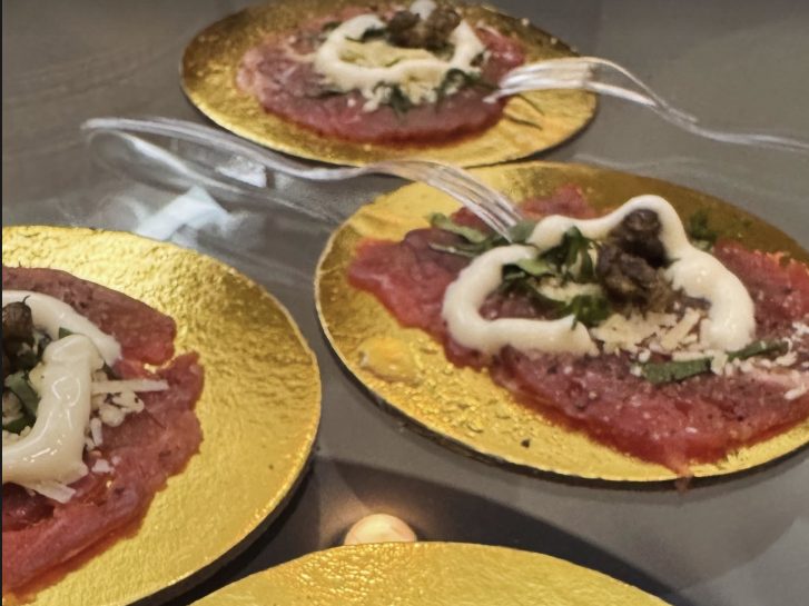 Carpaccio servido sobre platos dorados