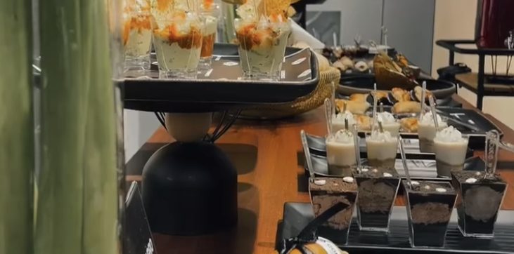 Mesa de pasapalos y postres en vasitos