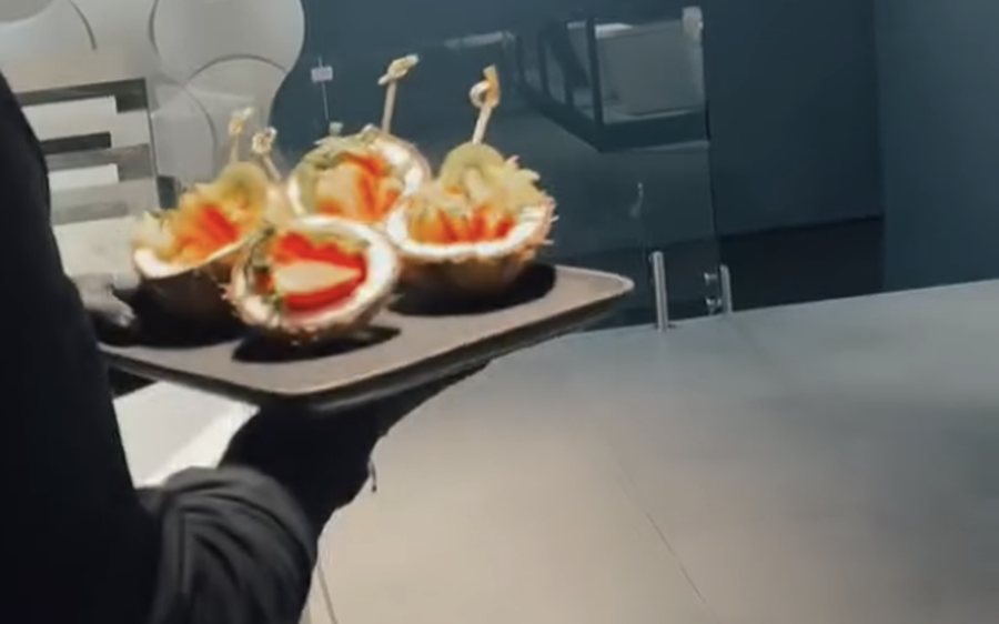Personal de servicio llevando canapés en bandeja