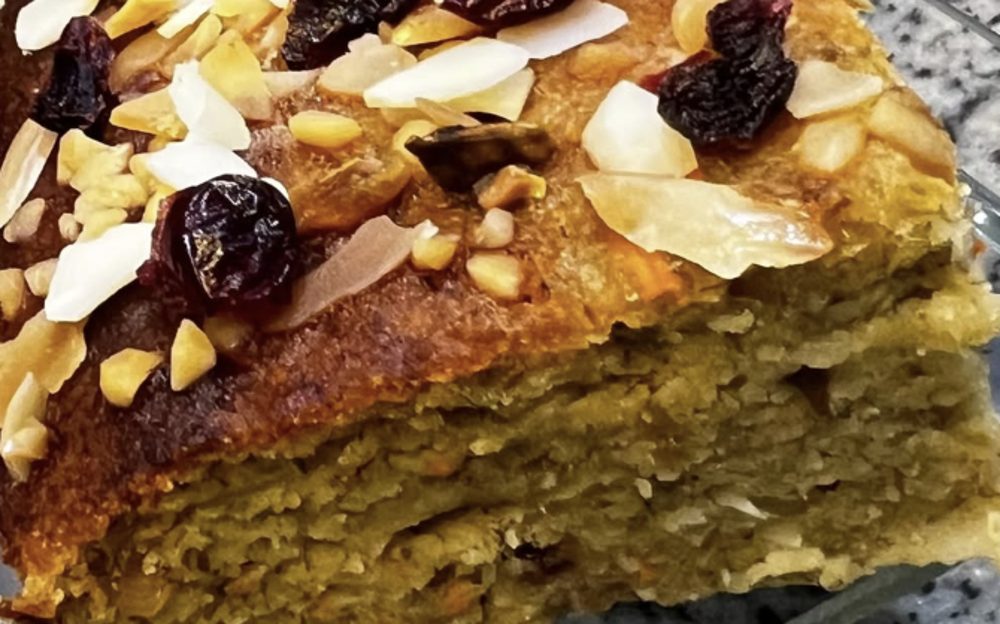 Torta con almendras y arándanos para la mesa de postres