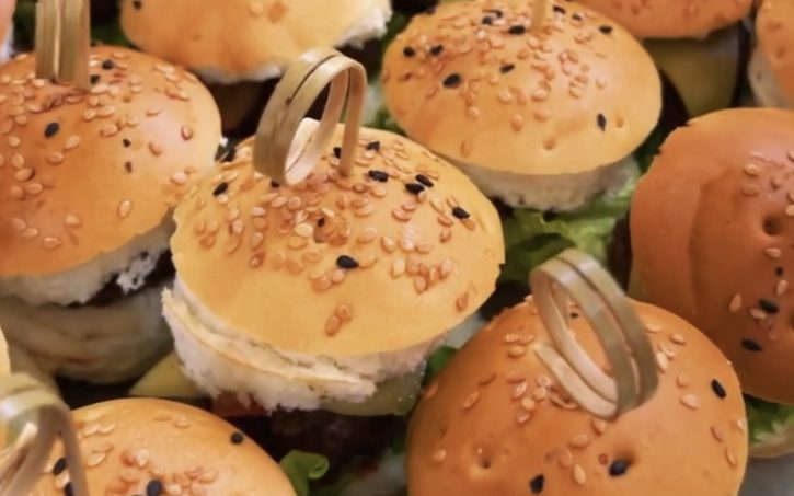 Mini hamburguesas con picks de bambú para fiestas