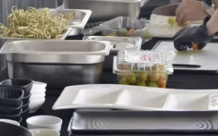 Equipos de cocina y vajilla durante el montaje de un evento