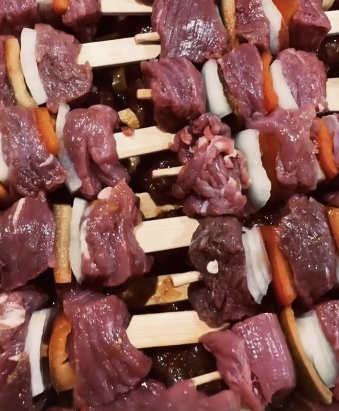 Brochetas de res con cebolla y pimentón