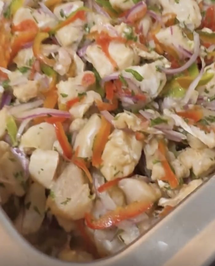 Ceviche con cebolla morada y ají