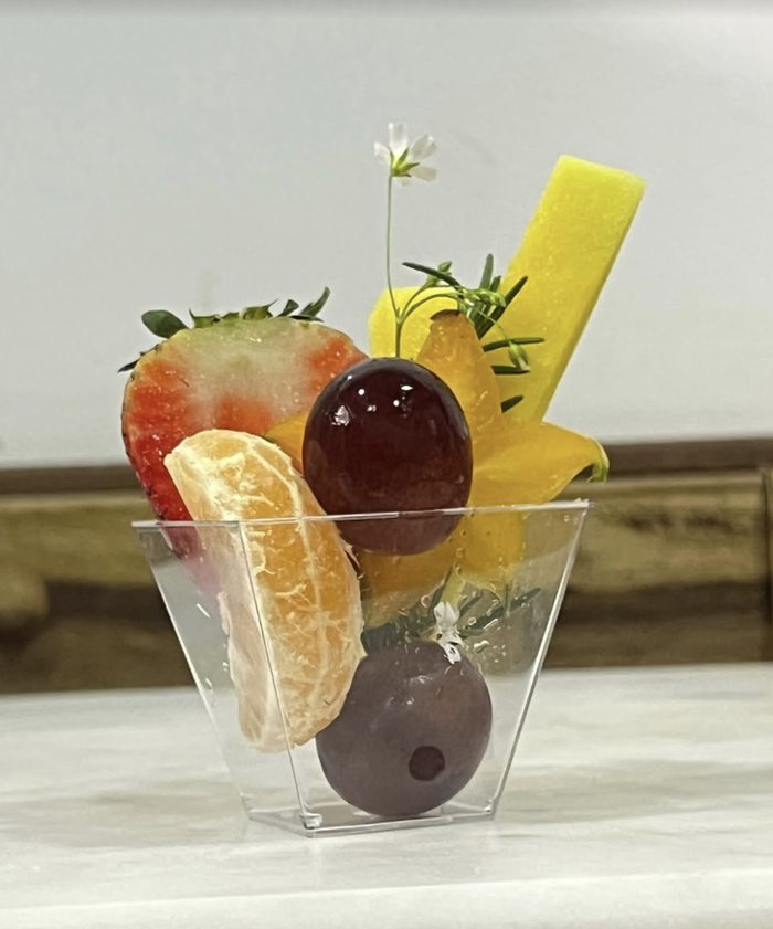 Copa de fruta fresca con fresa, uva y mandarina